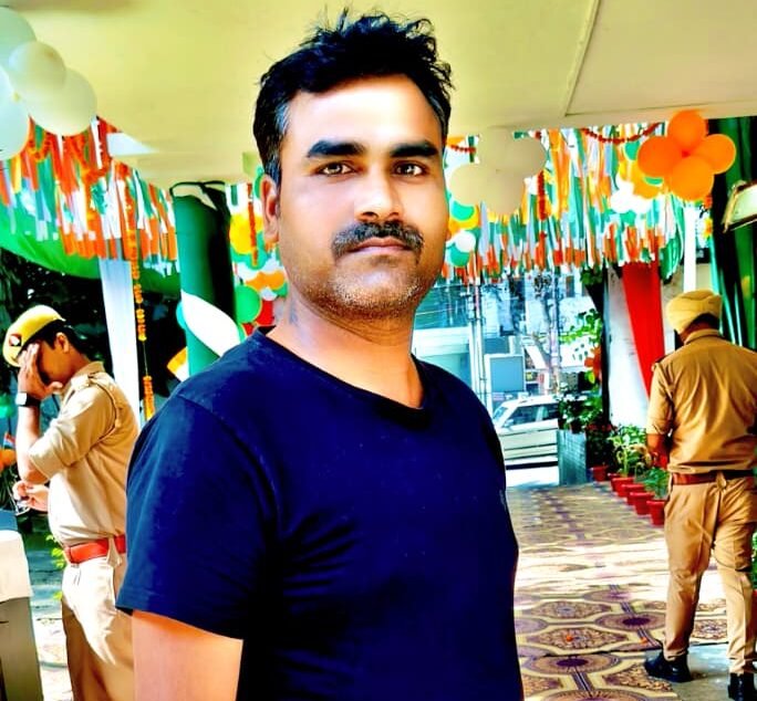 पड़ोसी बना मुसीबत की फांस। घर में घुस रहा जहरीला पानी। महिलाओं बच्चों को हो रही परेशानी। घर का राशन हो रहा बर्बाद..